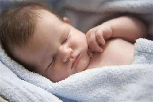 夜间哺乳对宝宝睡眠的影响